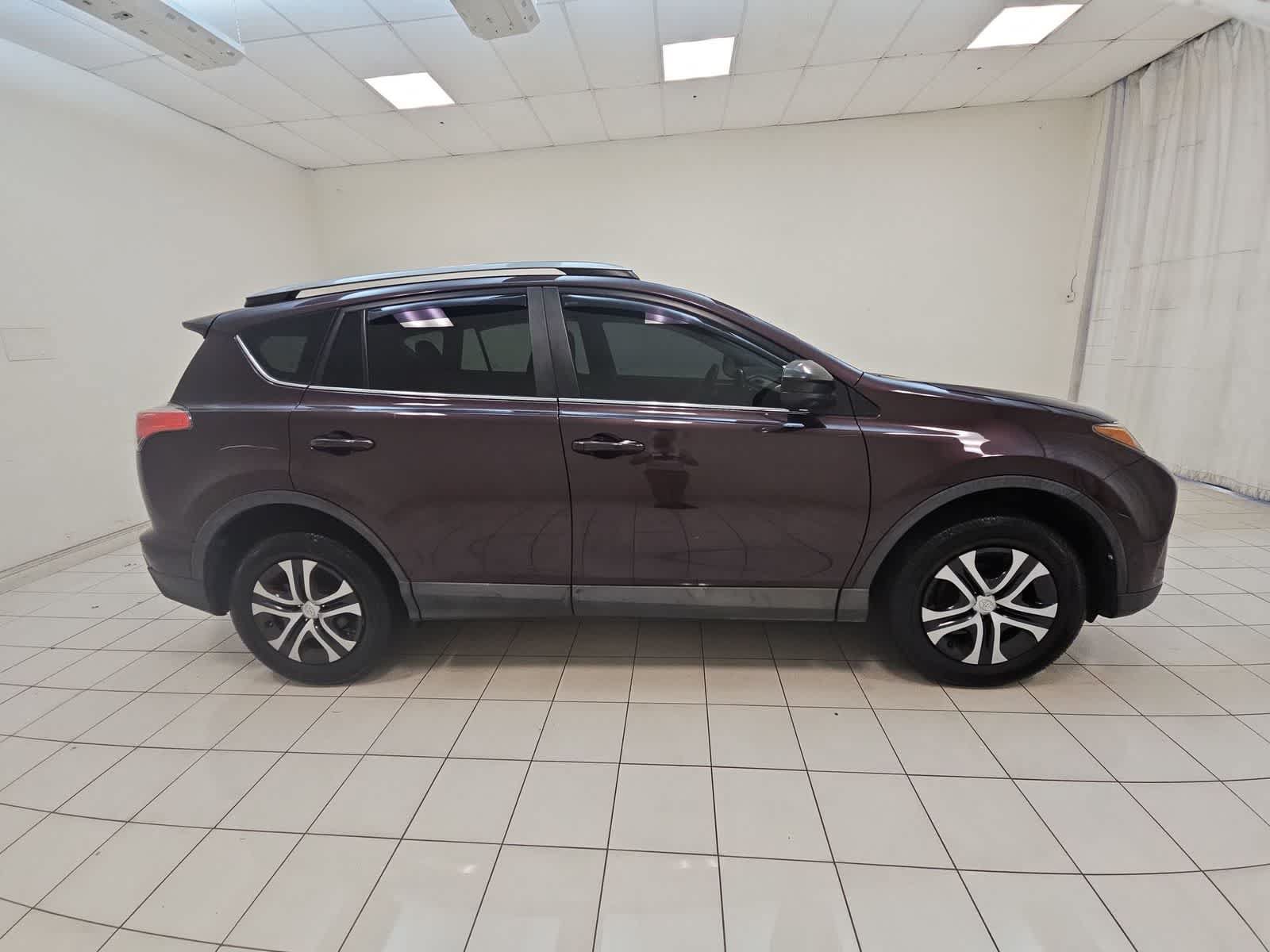 Used 2018 Toyota RAV4 LE FWD image 22