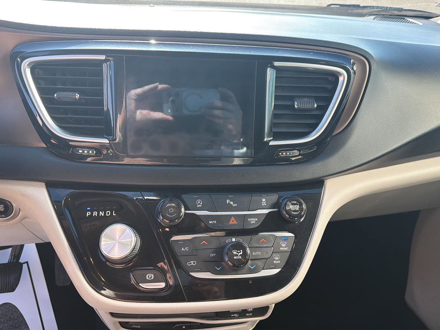 Used 2018 Chrysler Pacifica Touring-L Plus w/ Tire & Wheel Group FWD image 13