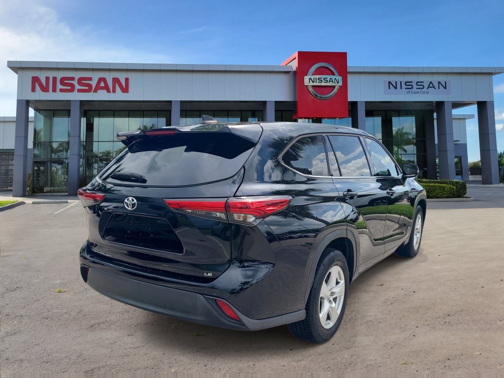 Used 2022 Toyota Highlander LE FWD image 2