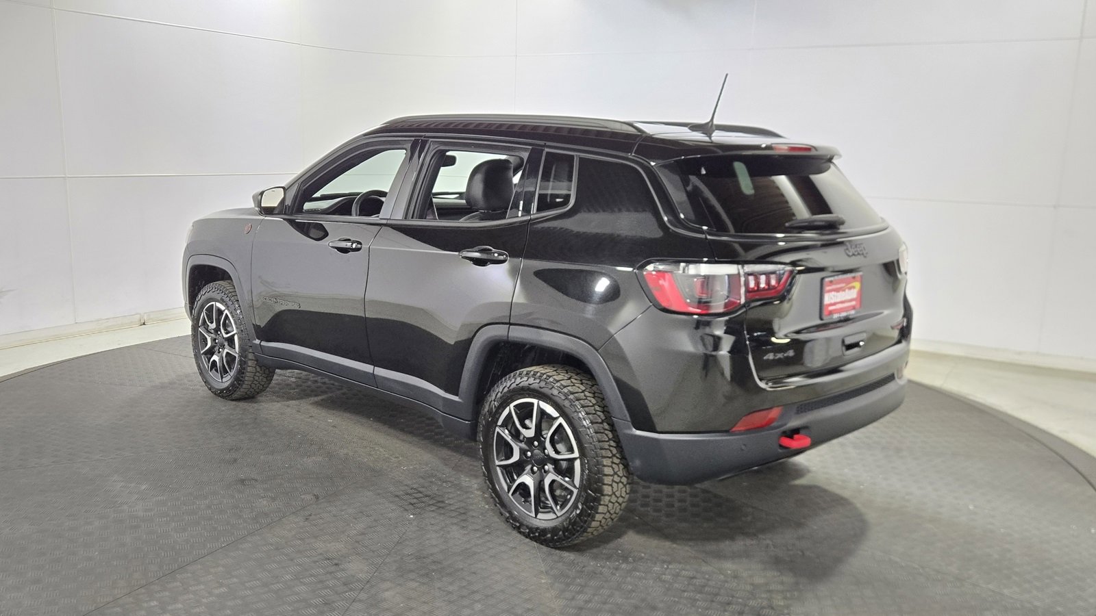 Used 2024 Jeep Compass Trailhawk image 5