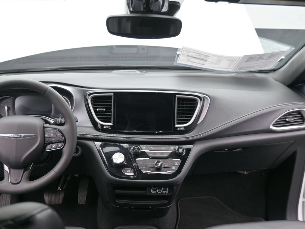 Used 2024 Chrysler Pacifica Limited FWD image 28