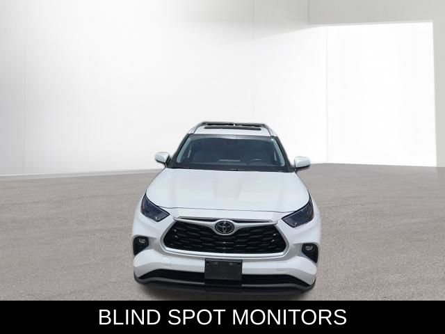 Used 2022 Toyota Highlander XLE AWD/4WD image 3