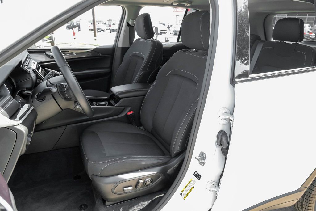 Used 2022 Jeep Grand Cherokee Laredo w/ Luxury Tech Group I image 8