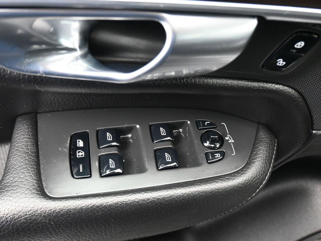Used 2019 Volvo XC90 T6 Momentum w/ Protection Package Premier image 21