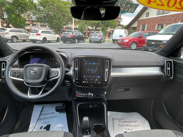 Used 2024 Volvo XC40 B5 Core image 12