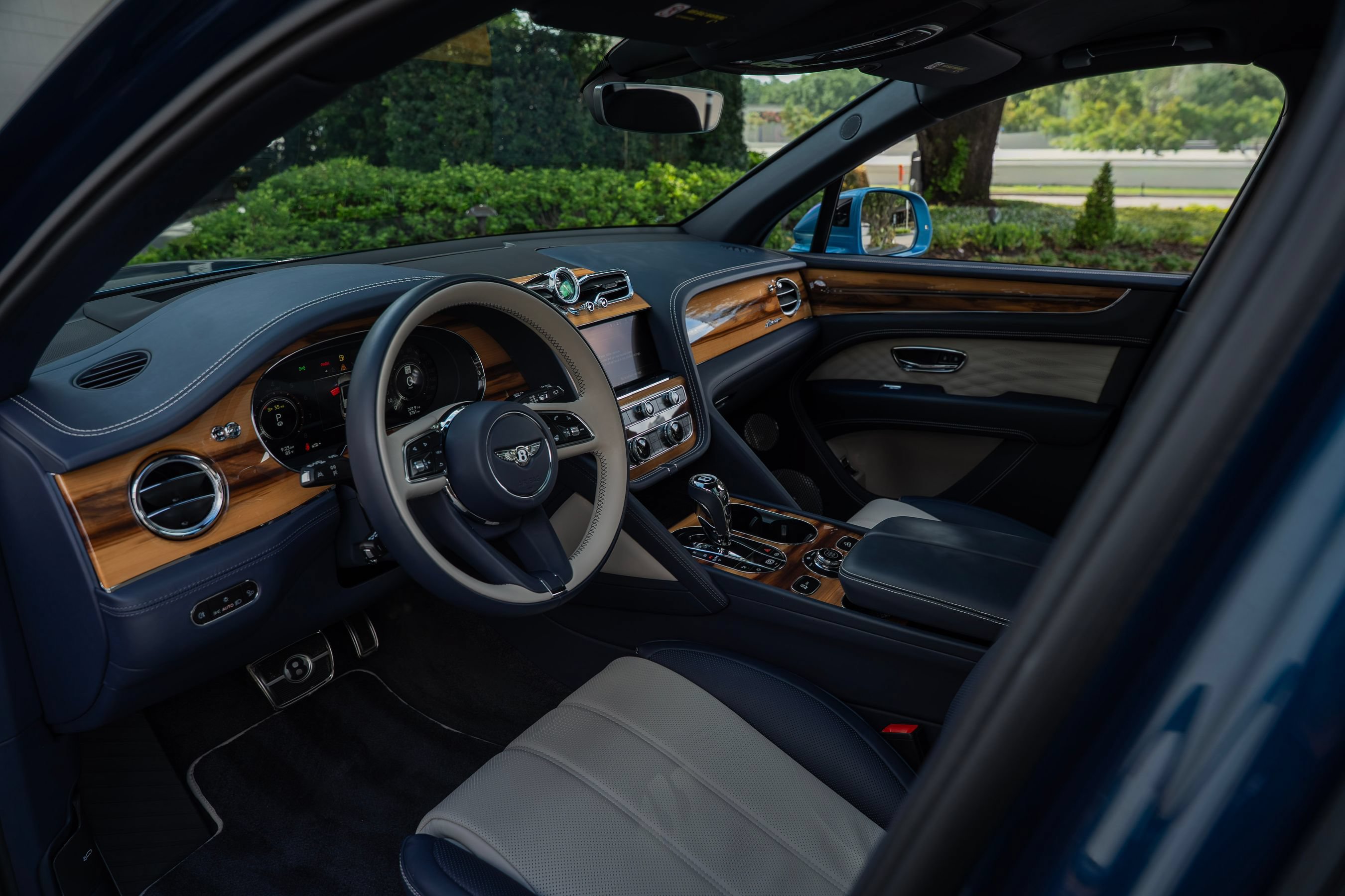 Certified 2025 Bentley Bentayga Extended Wheelbase AWD/4WD image 9