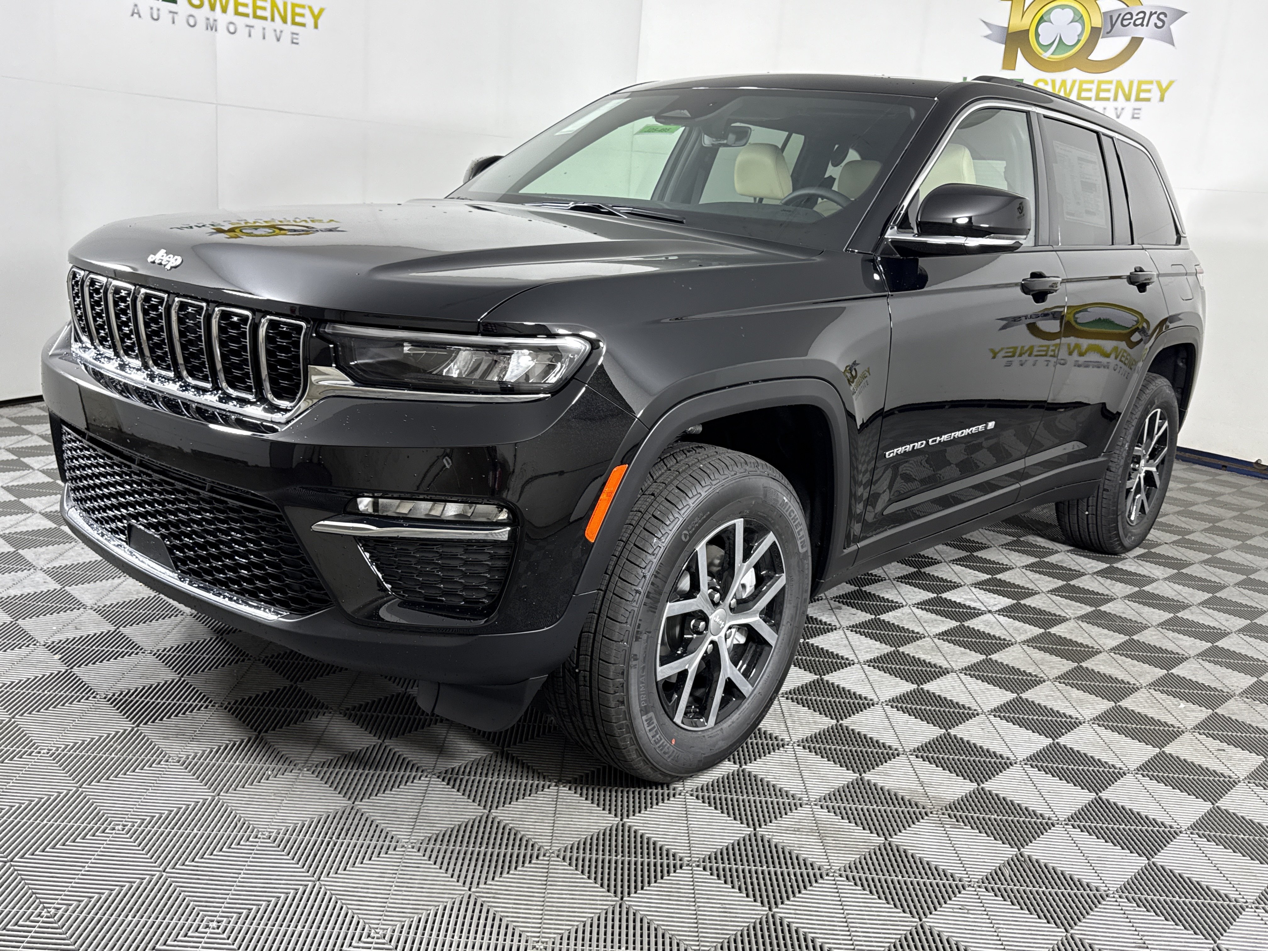 New 2025 Jeep Grand Cherokee Limited w/ Trailer Tow Package AWD/4WD image 4