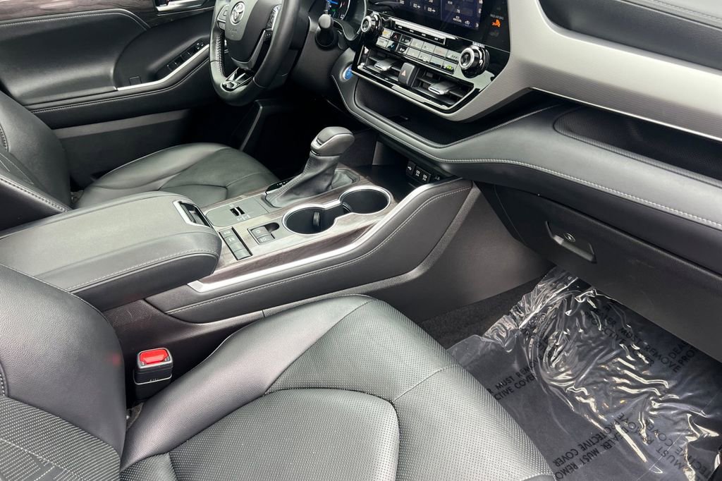 Used 2021 Toyota Highlander Platinum FWD image 16