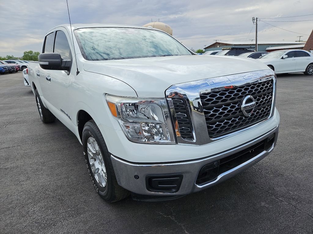 Used 2018 Nissan Titan SV w/ SV Convenience Package RWD image 11