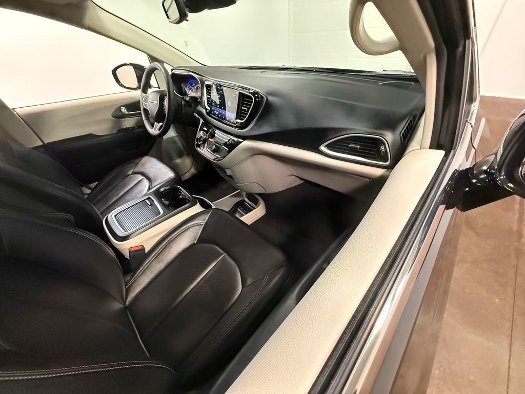 Used 2024 Chrysler Pacifica Touring-L FWD image 57