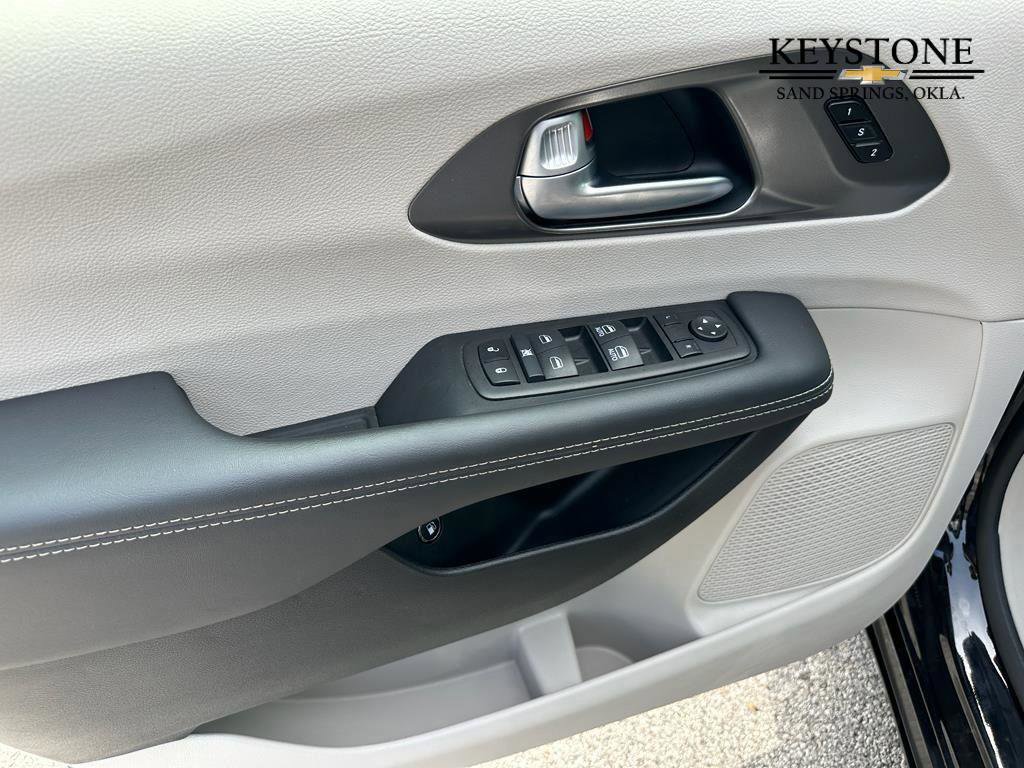 Used 2024 Chrysler Pacifica Select image 9