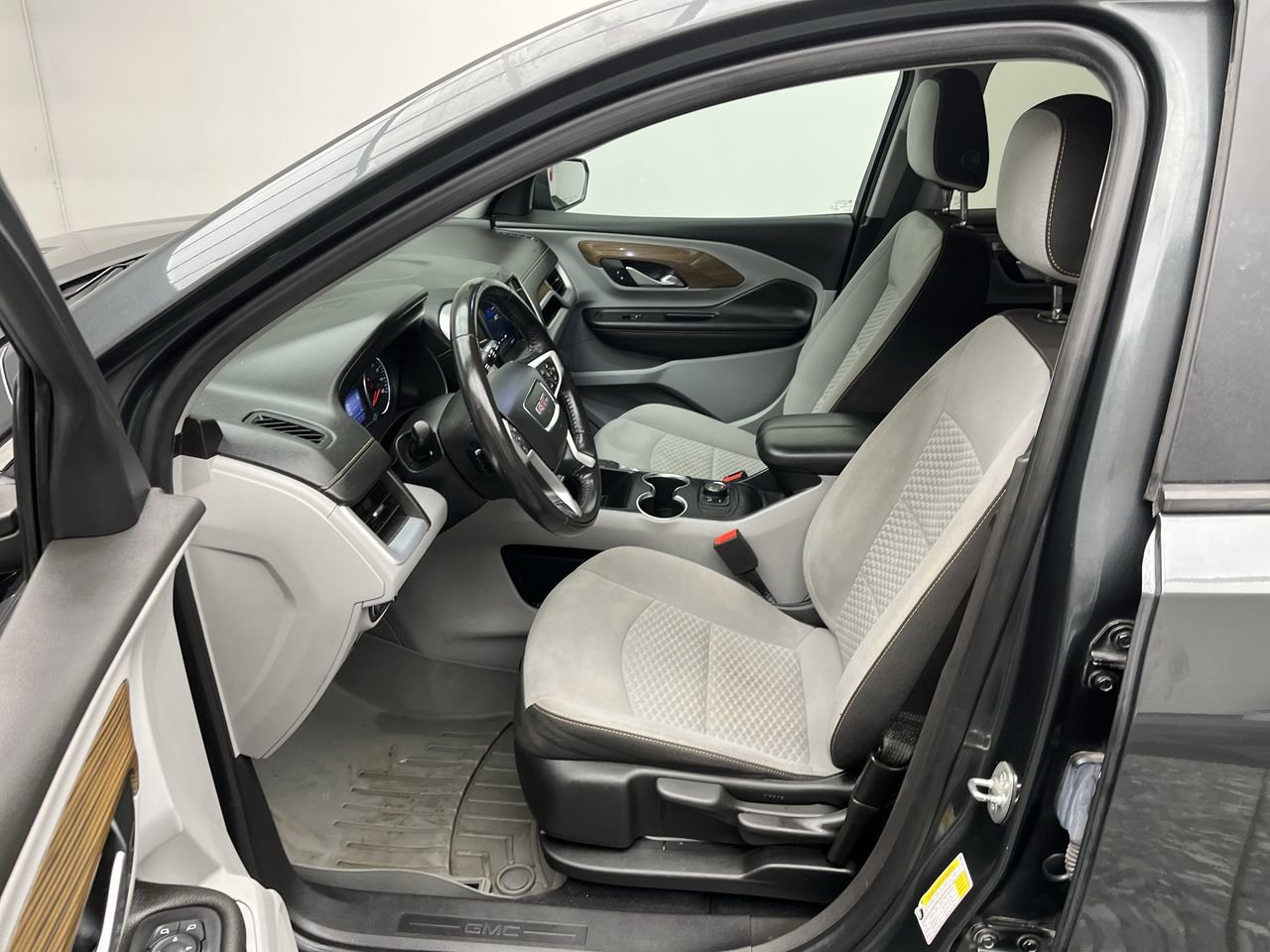 Used 2021 GMC Terrain SLE AWD/4WD image 3