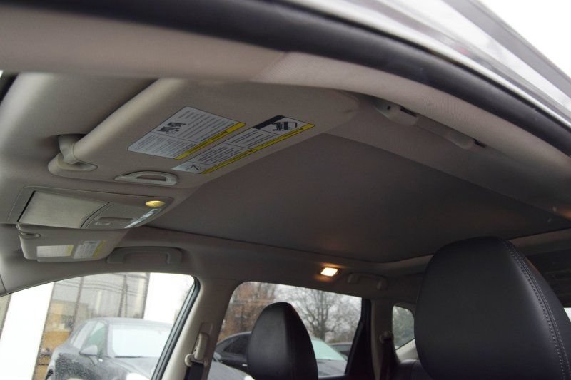 Used 2018 Nissan Rogue SL w/ Premium Package image 16