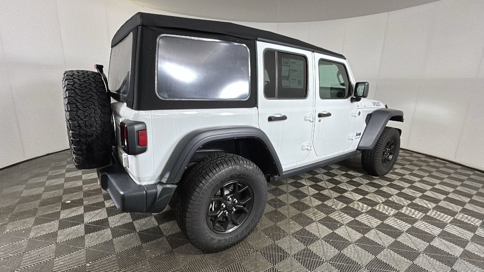 Used 2024 Jeep Wrangler Unlimited AWD/4WD image 3