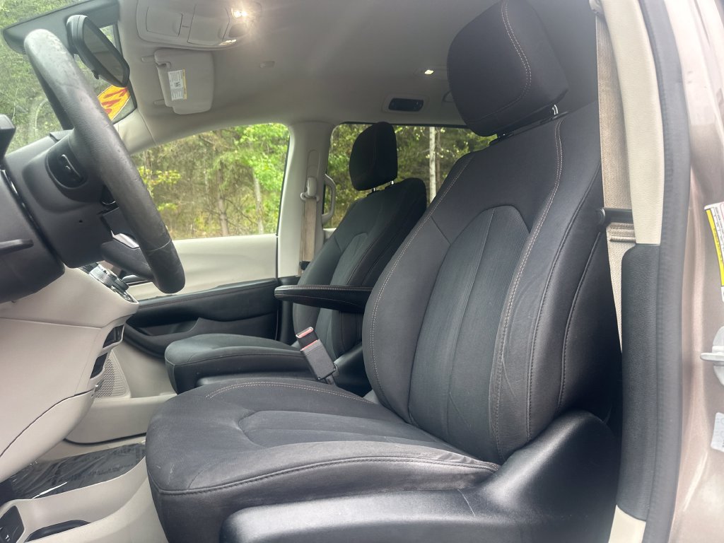 Used 2017 Chrysler Pacifica LX FWD image 11