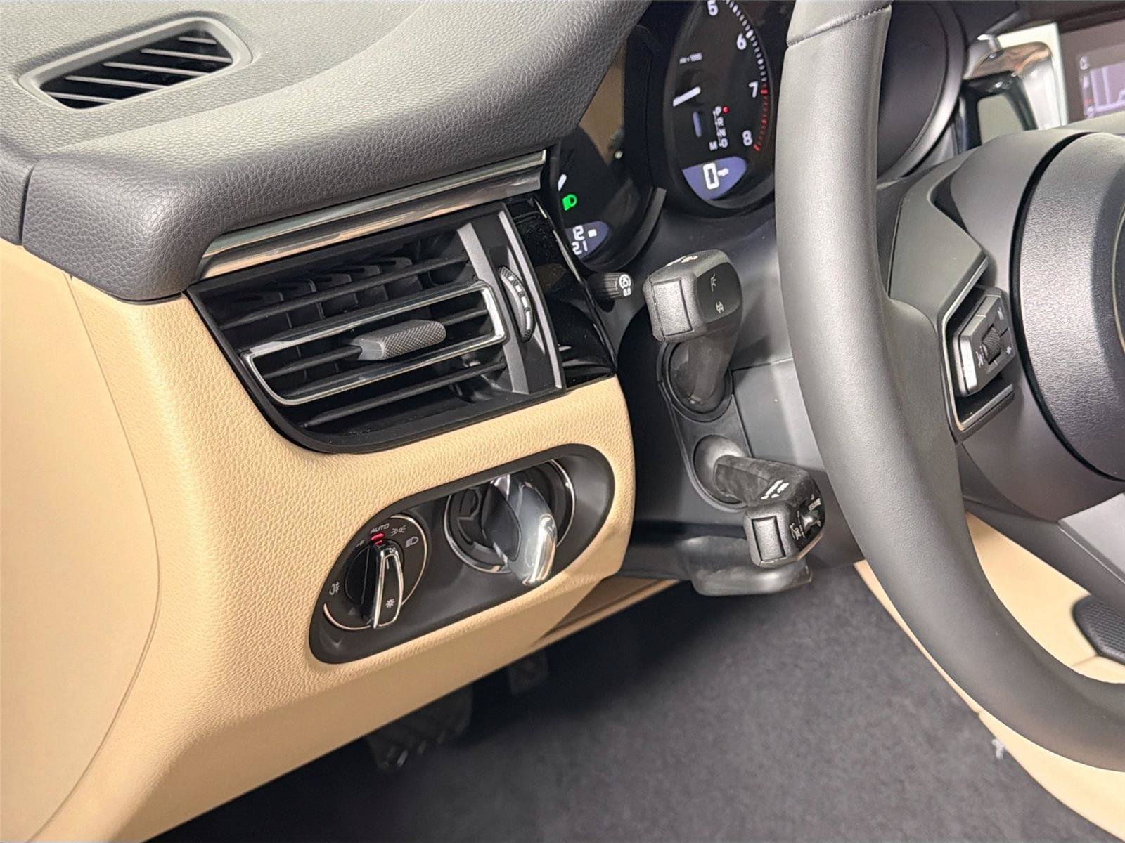 Certified 2026 Porsche Macan Turbo AWD/4WD image 33