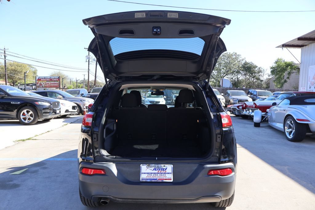 Used 2018 Jeep Cherokee Latitude FWD image 16