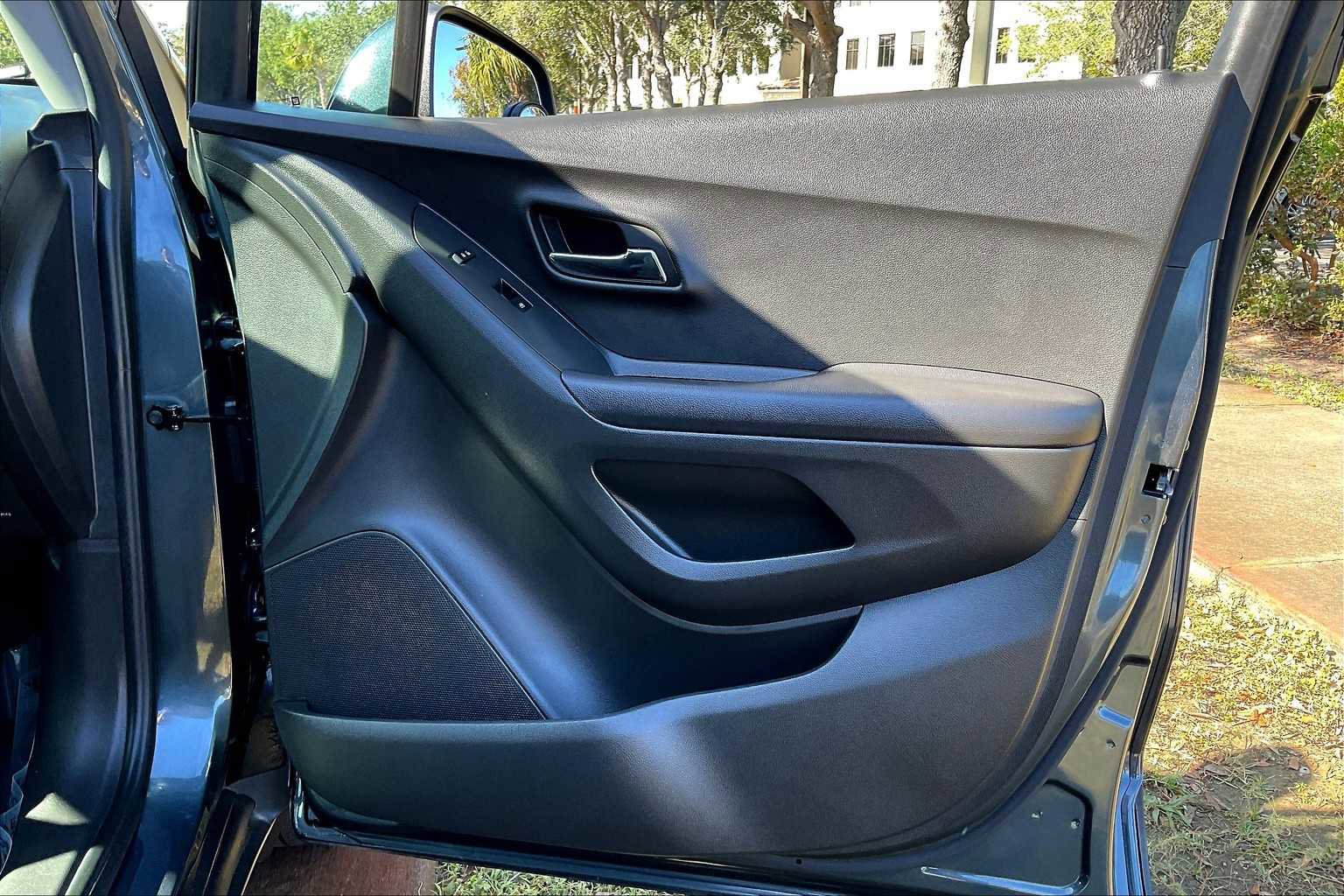 Certified 2021 Chevrolet Trax LT w/ Driver Confidence Package image 22