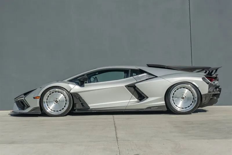 Used 2024 Lamborghini Revuelto image 6