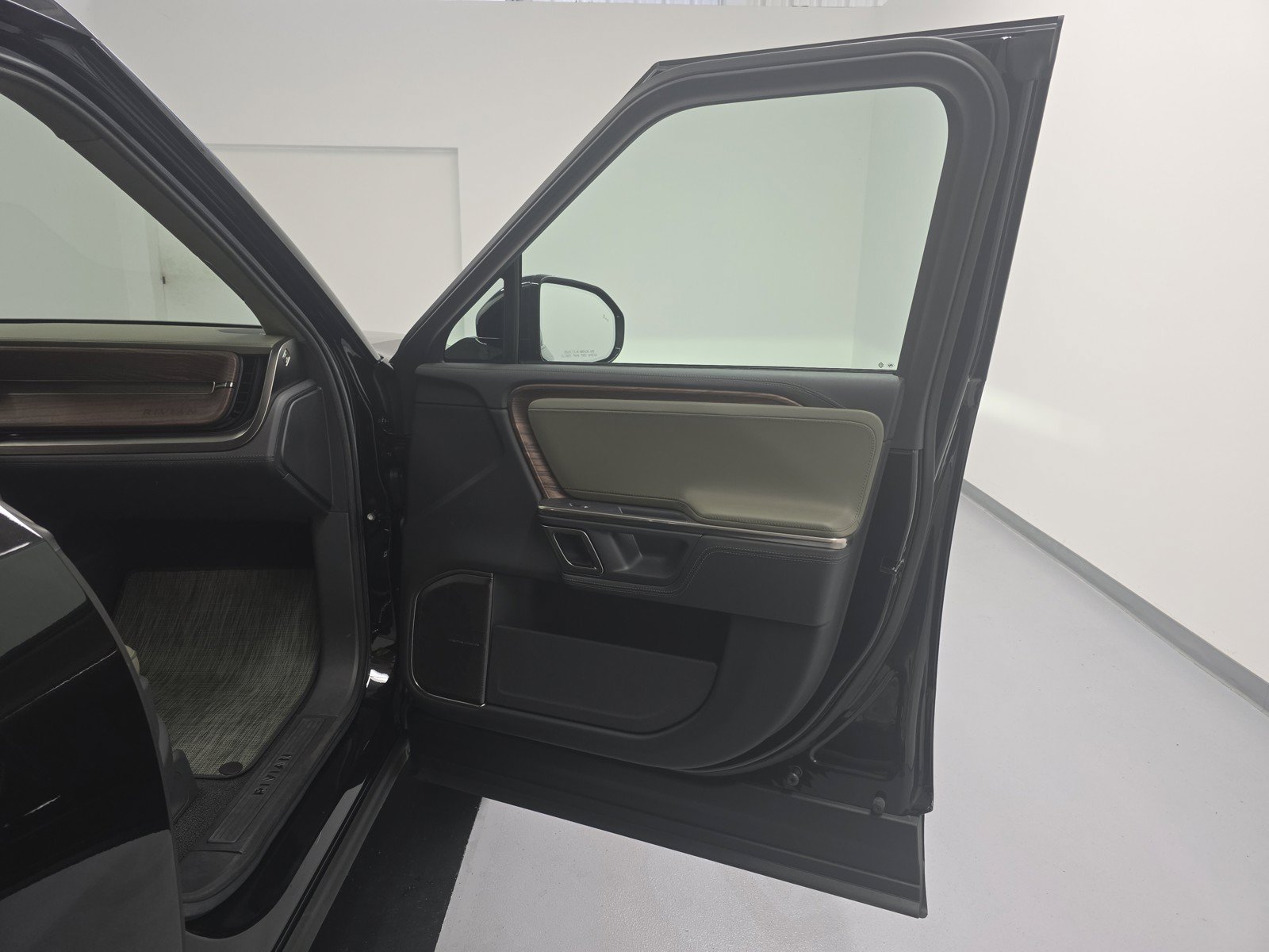 Used 2023 Rivian R1T Adventure AWD/4WD image 18