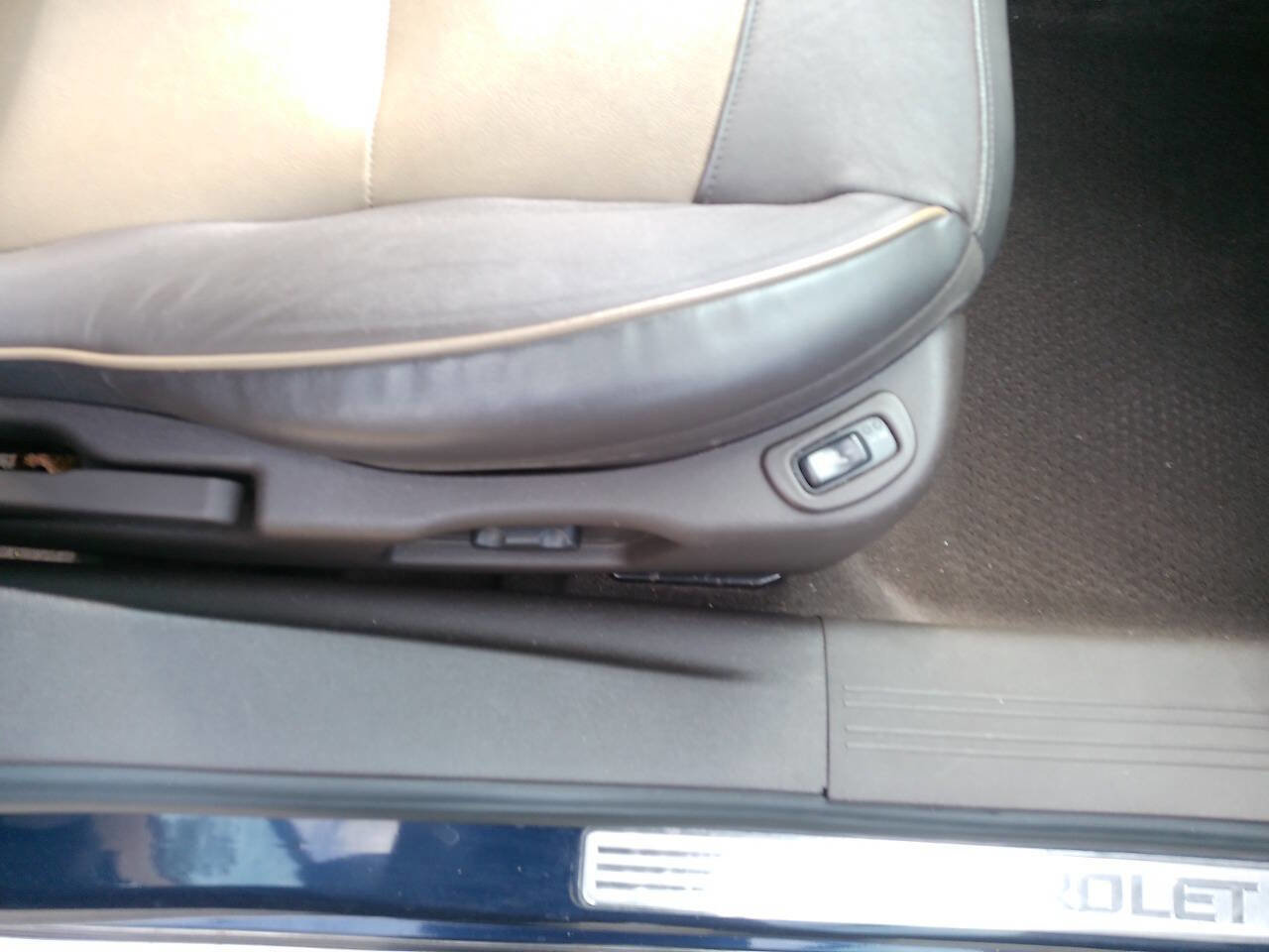 Used 2009 Chevrolet Malibu LTZ w/ Rear Power Package image 19