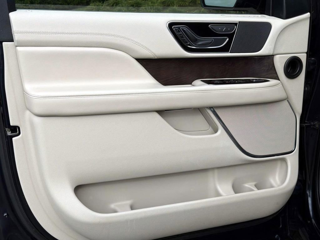 Used 2021 Lincoln Navigator 2WD image 16