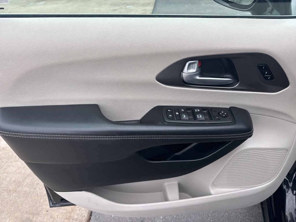 Used 2024 Chrysler Pacifica Touring-L image 33