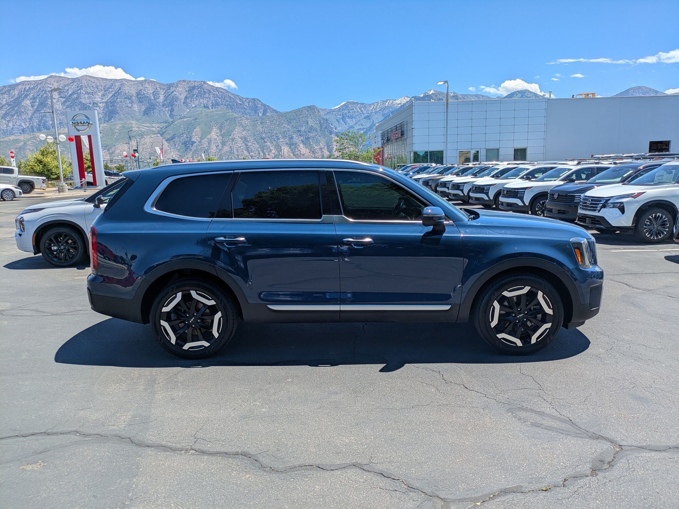 Used 2023 Kia Telluride S AWD/4WD image 2