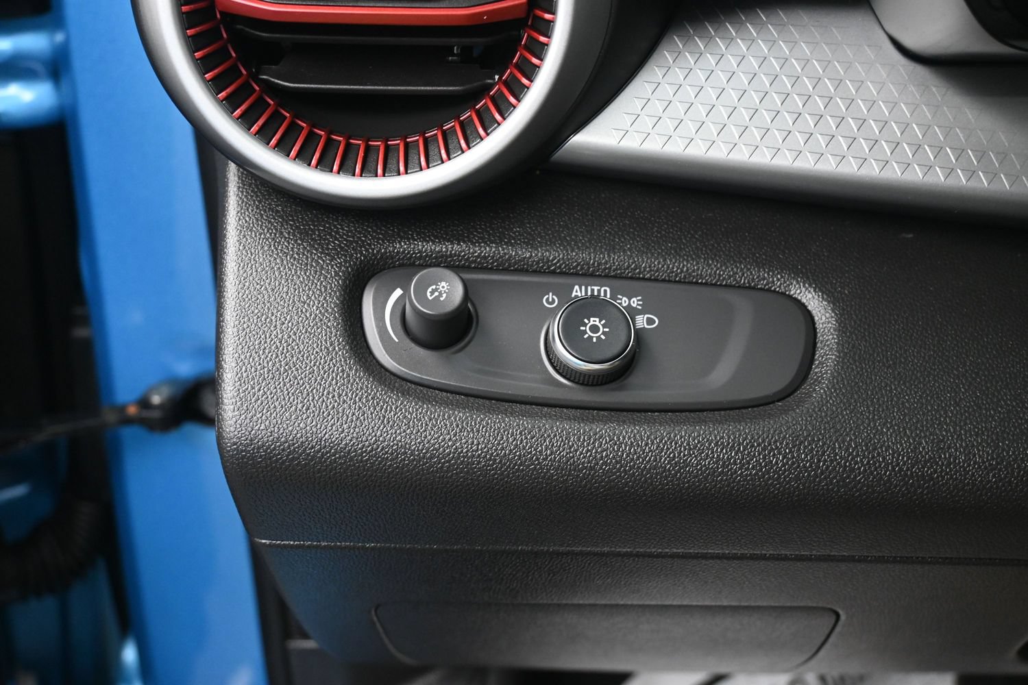 Used 2025 Chevrolet Trax RS w/ Sunroof Package FWD image 19