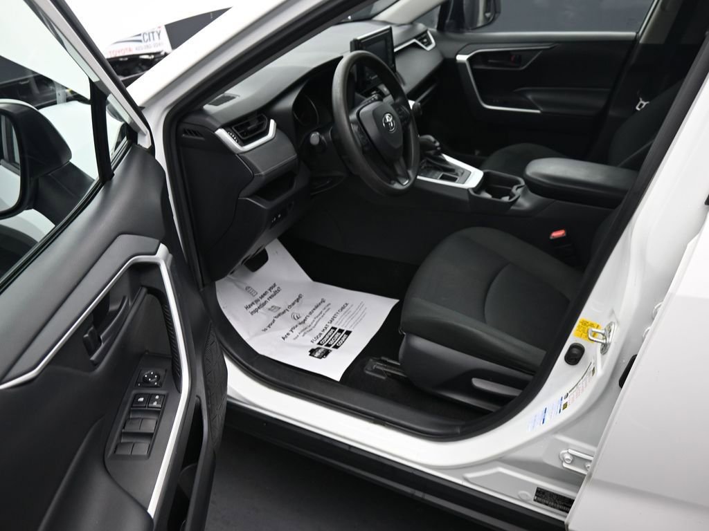 Used 2021 Toyota RAV4 LE image 15