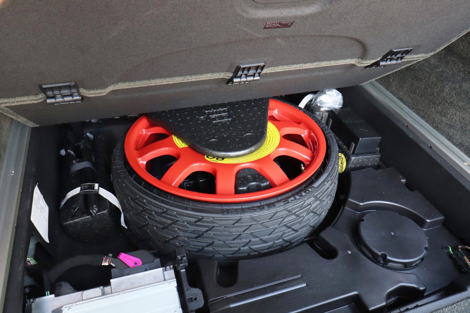 Used 2017 Bentley Bentayga image 29