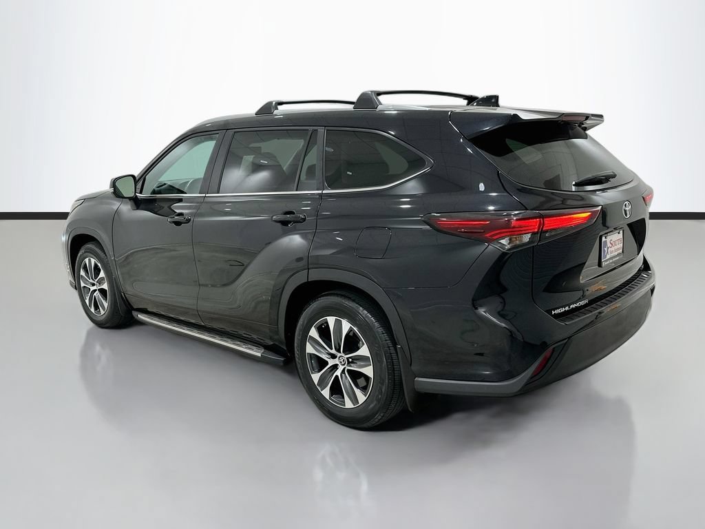 Used 2024 Toyota Highlander XLE FWD image 5