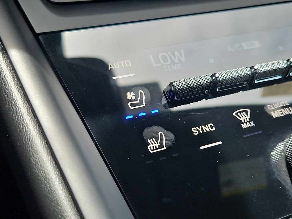 Certified 2025 Porsche Macan 4S Electric AWD/4WD image 25