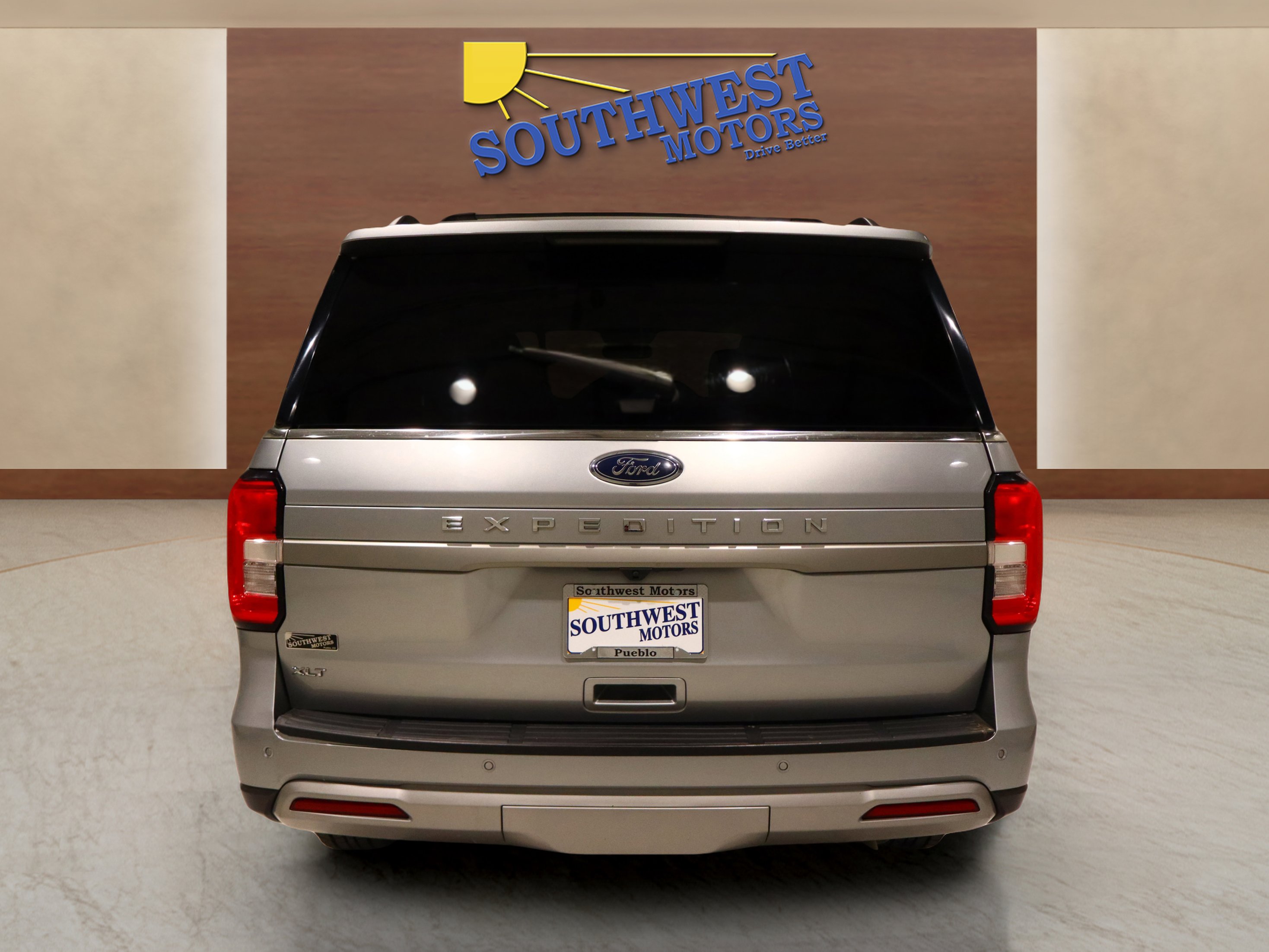 Used 2024 Ford Expedition XLT image 3