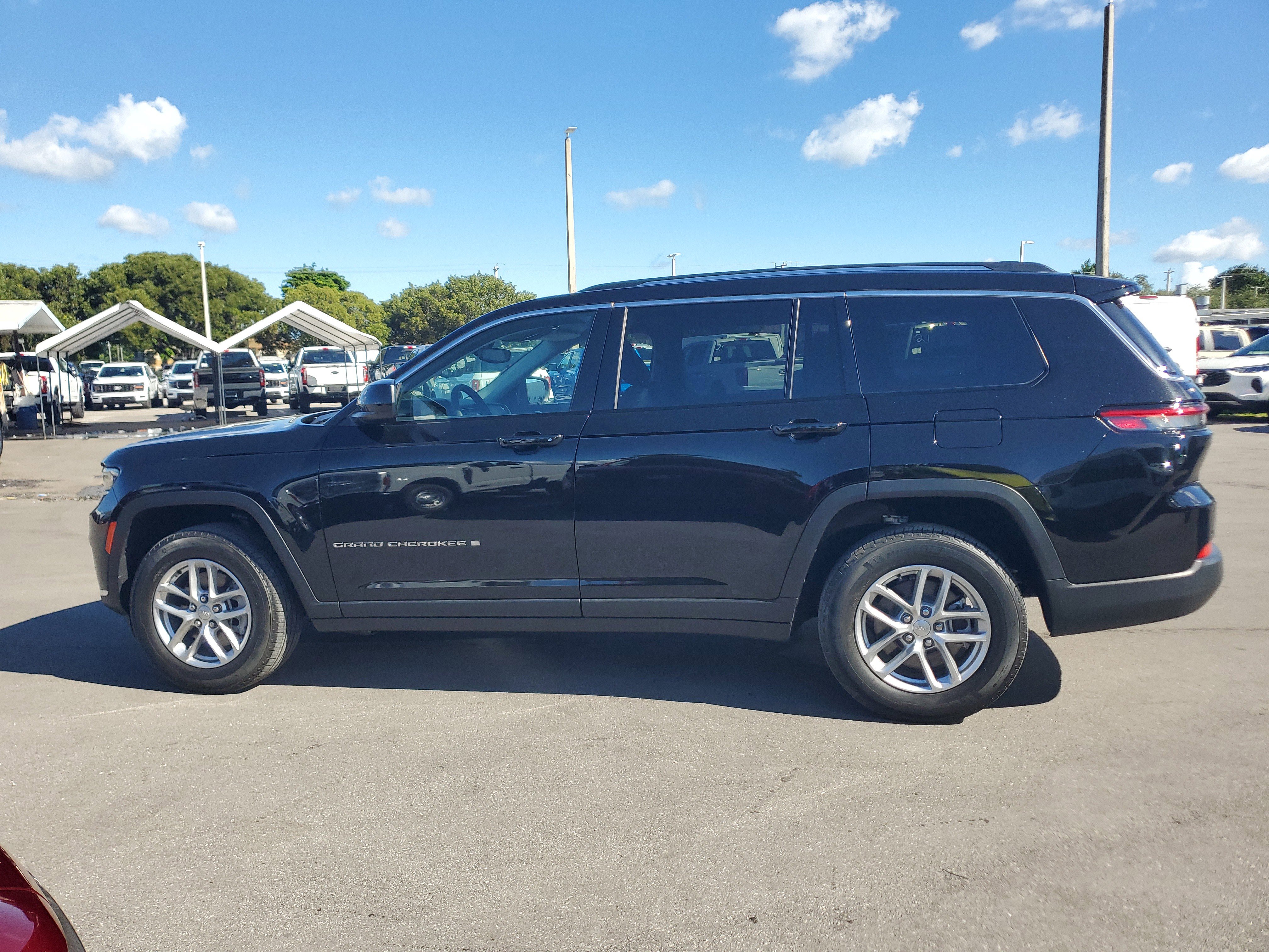 Used 2023 Jeep Grand Cherokee L Laredo image 8