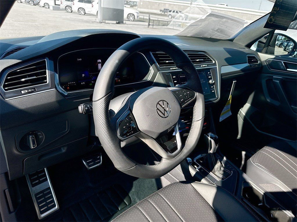 Used 2024 Volkswagen Tiguan SE R-Line FWD image 9