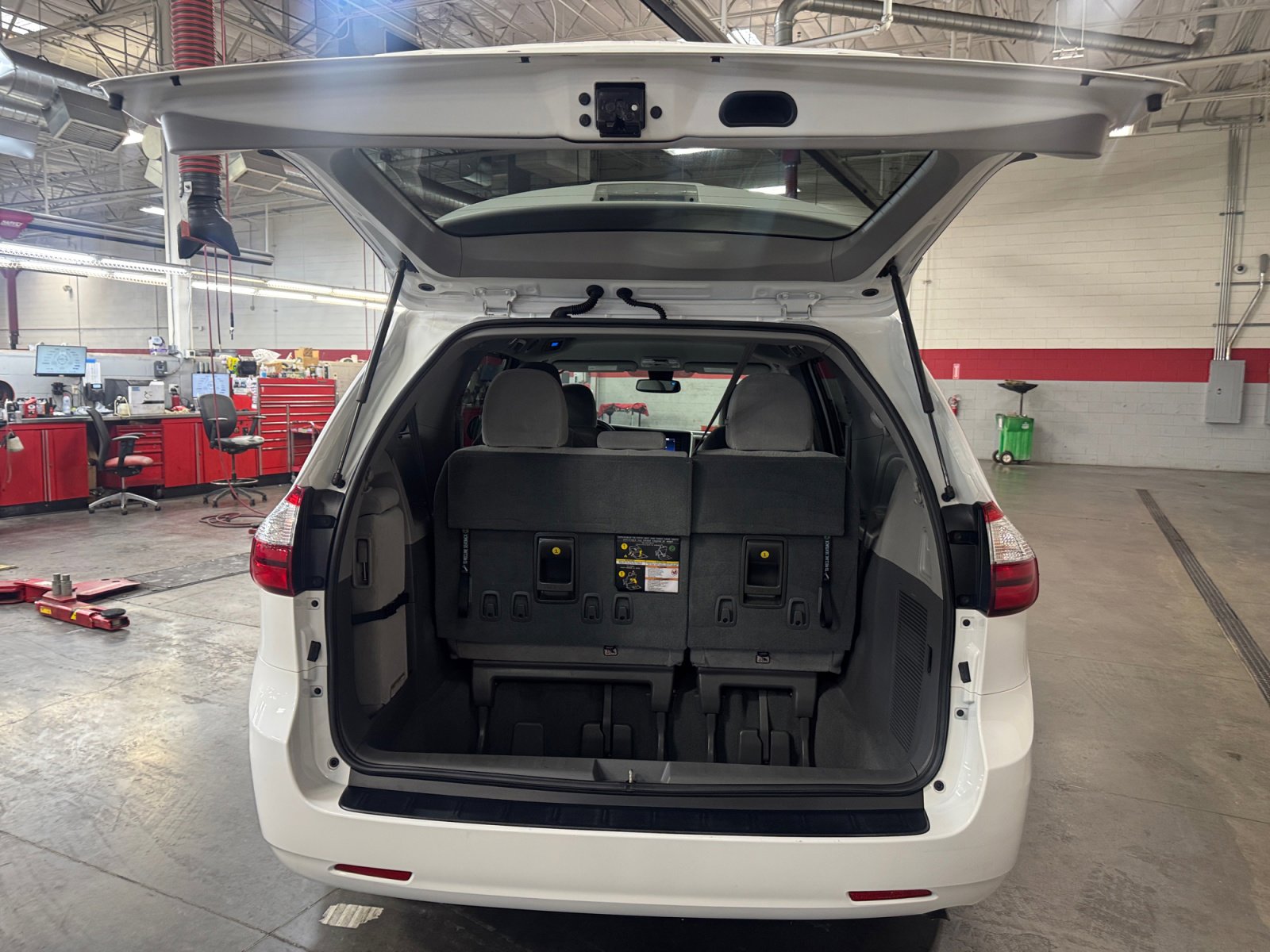 Certified 2019 Toyota Sienna LE w/ LE Preferred Package FWD image 34