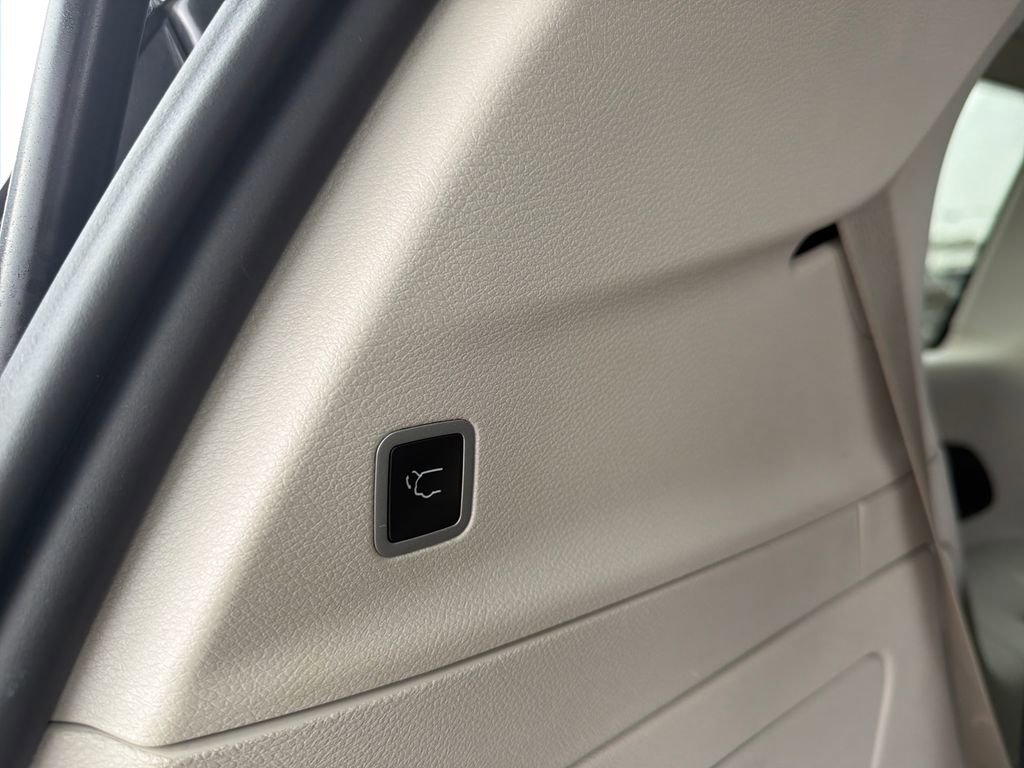 Used 2024 Chrysler Pacifica Select image 23