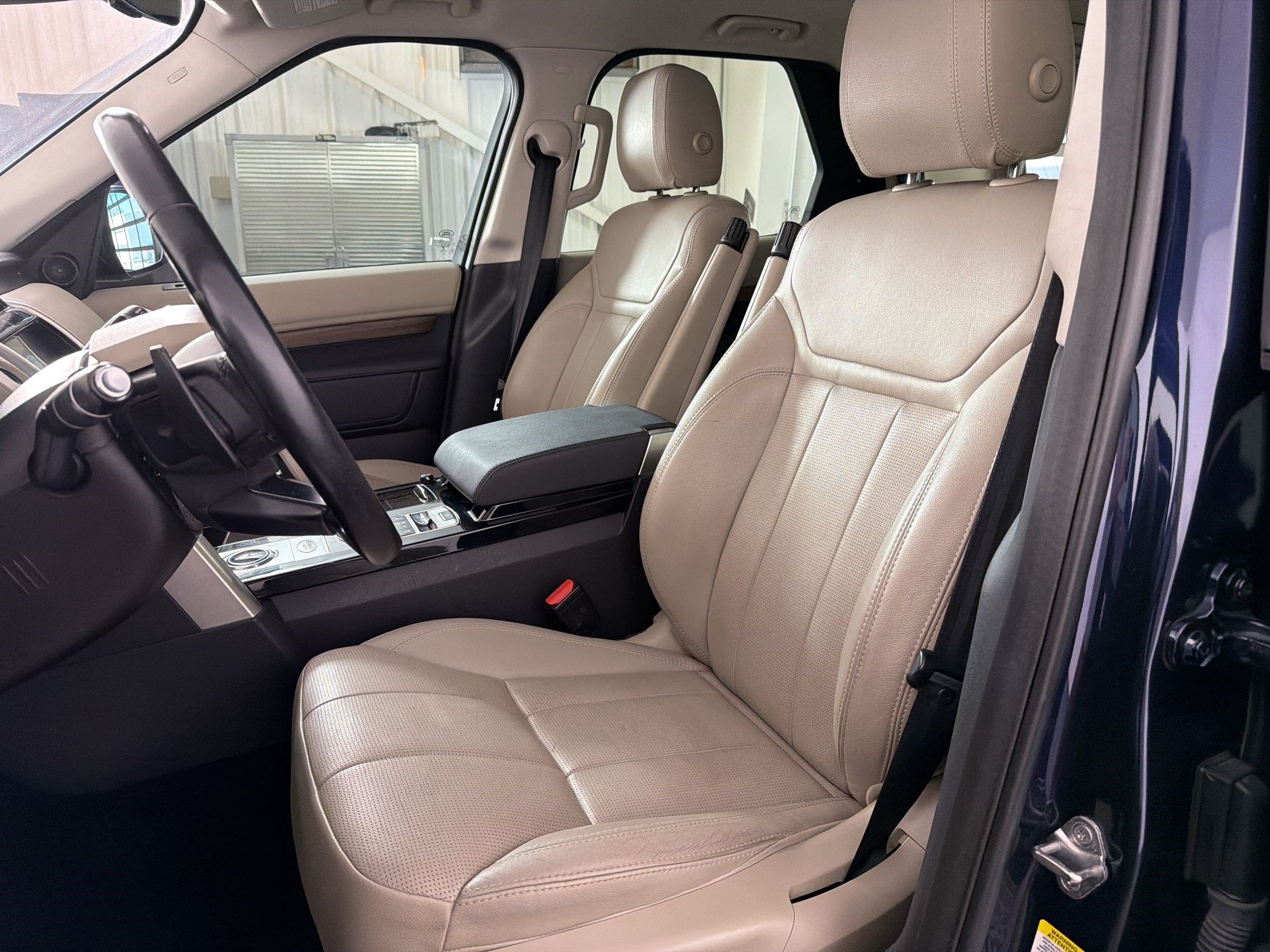 Used 2018 Land Rover Discovery HSE AWD/4WD image 5