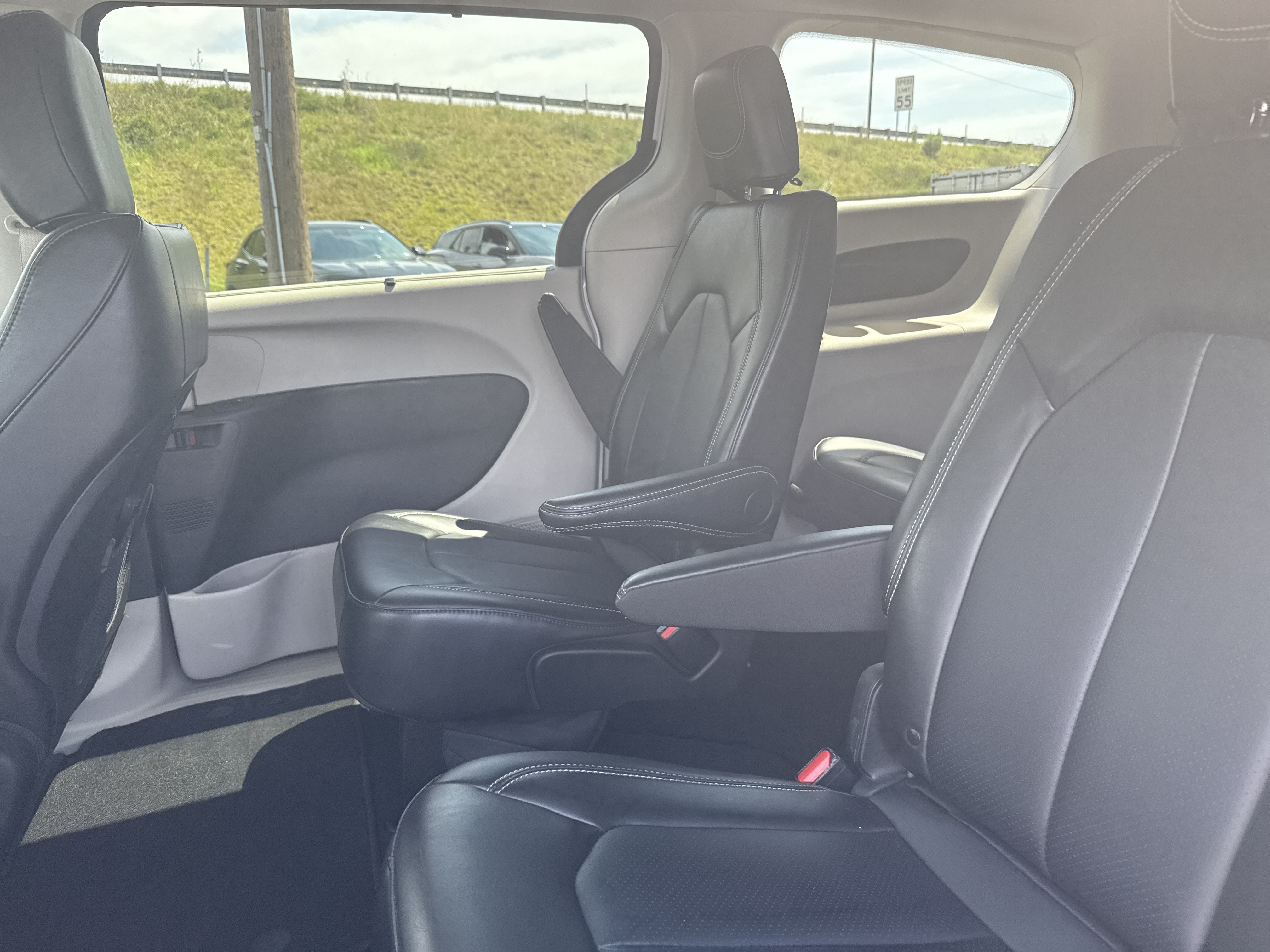 Used 2024 Chrysler Pacifica Touring-L FWD image 12