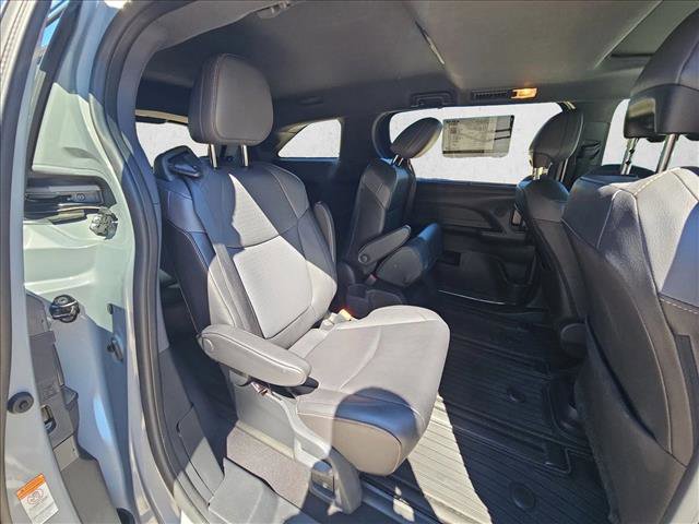 Used 2023 Toyota Sienna XLE Woodland Edition image 20