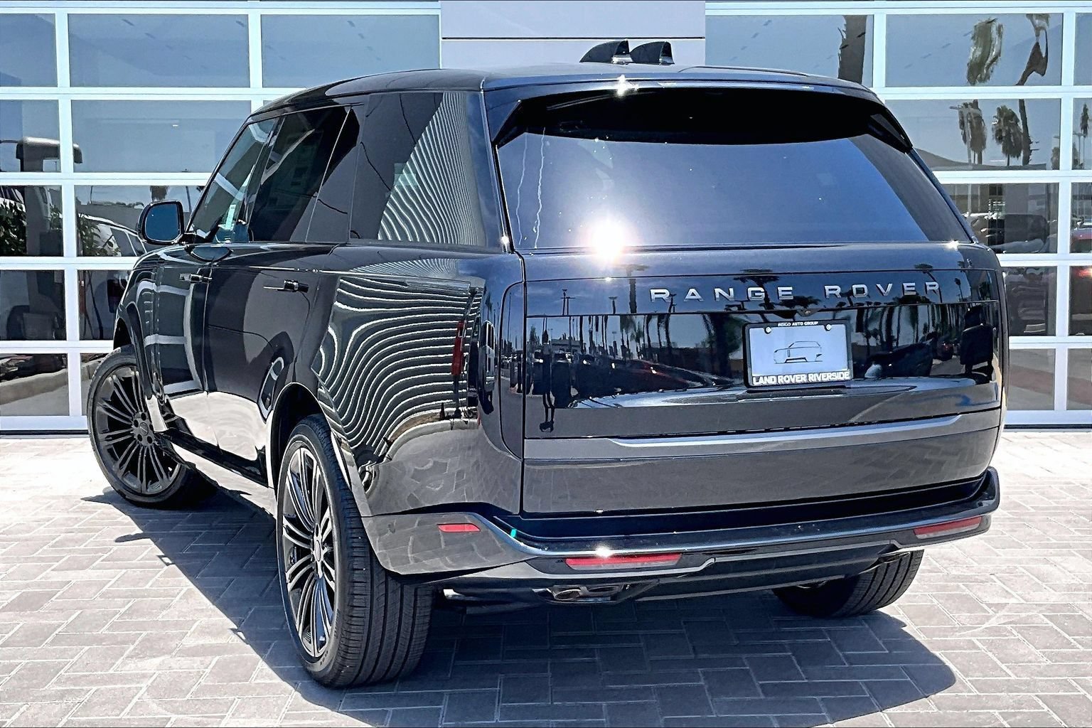 New 2026 Land Rover Range Rover Long Wheelbase SE AWD/4WD image 3