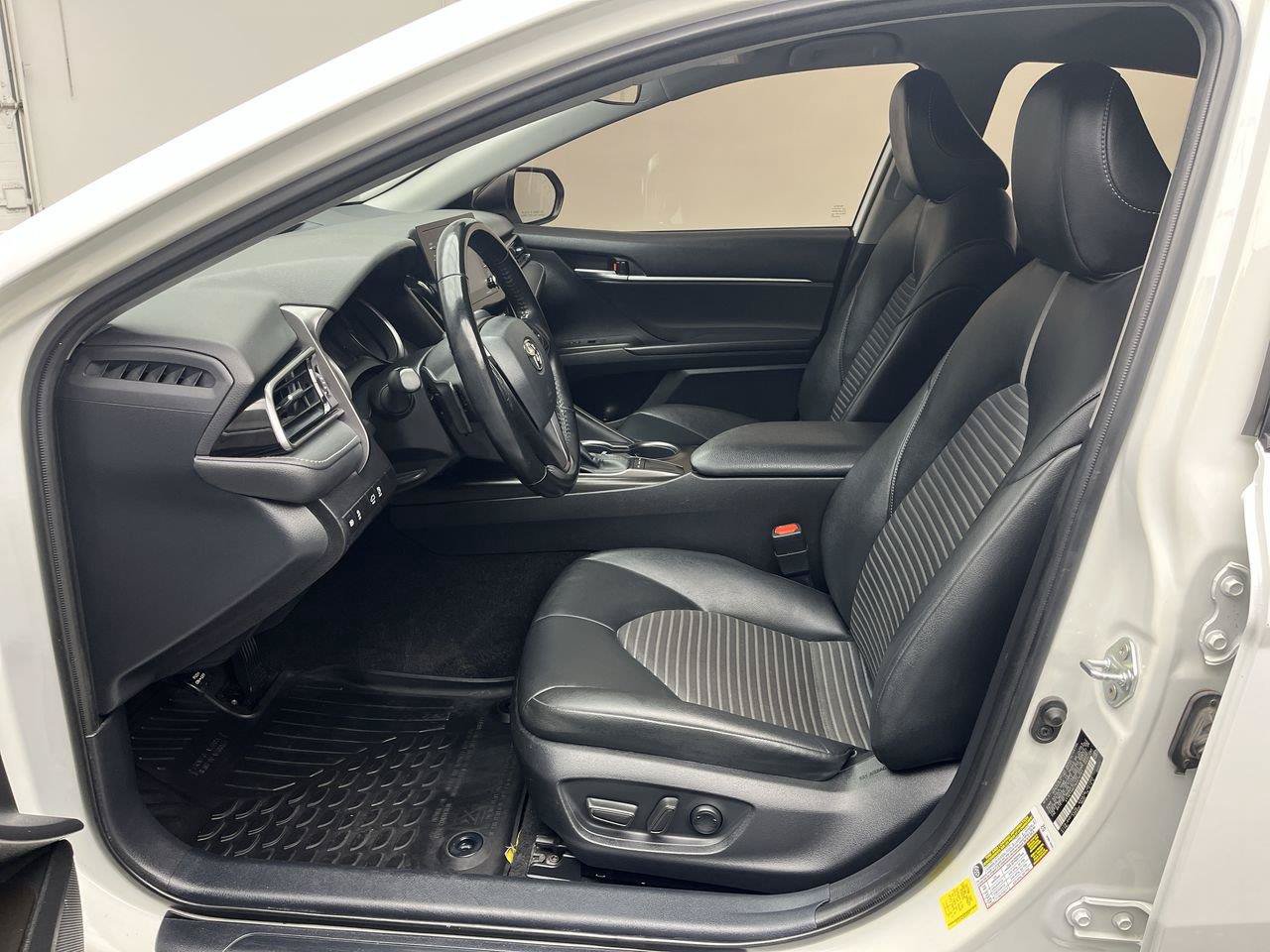 Used 2022 Toyota Camry SE w/ Carpet Mat Package (TMS) FWD image 3