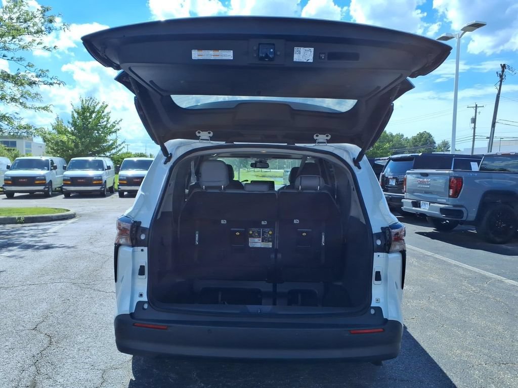 Used 2024 Toyota Sienna XLE FWD image 12
