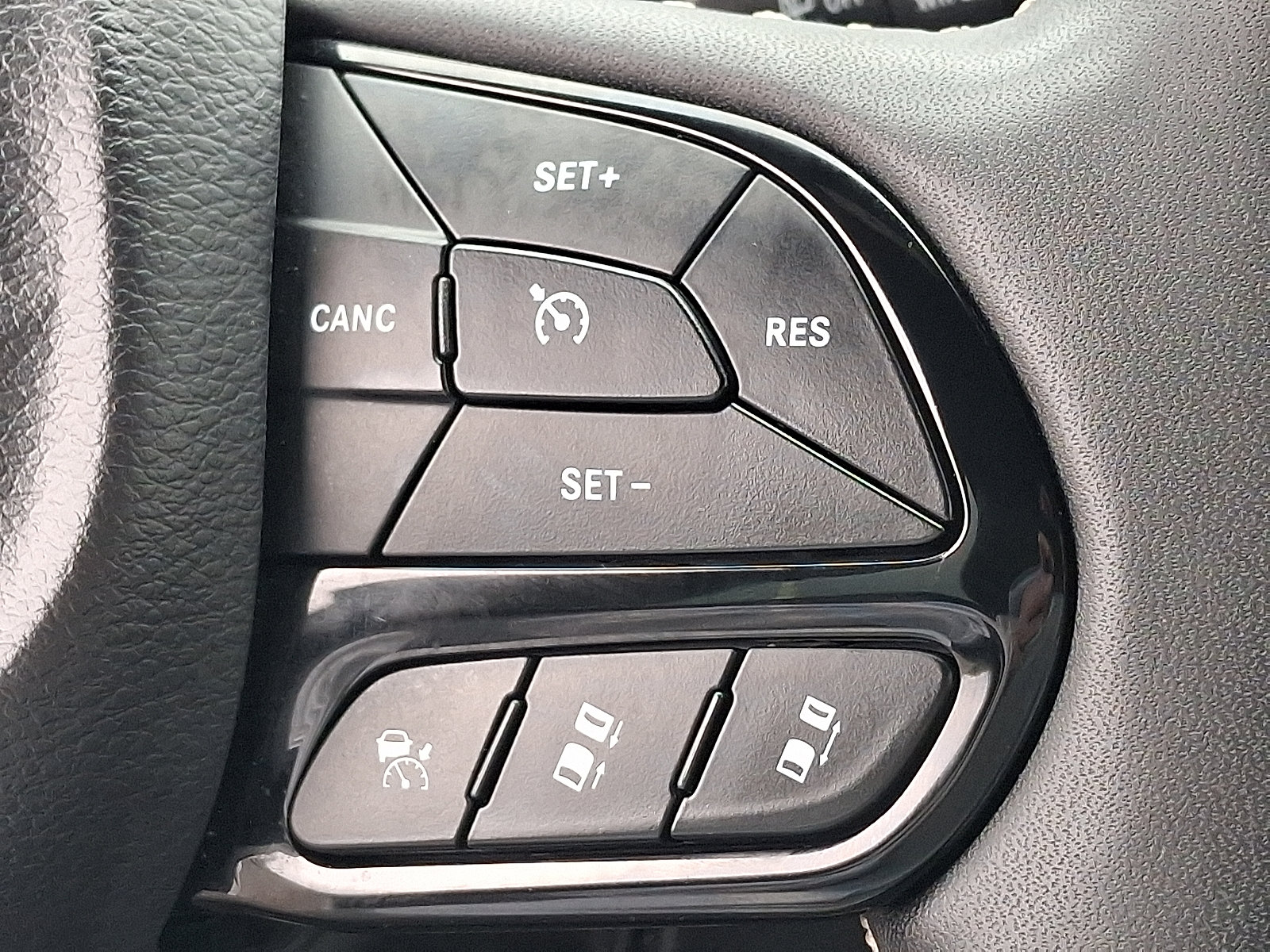 Used 2024 Chrysler Pacifica Limited FWD image 23
