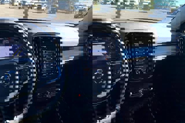 Used 2022 Volvo XC40 T5 Momentum image 5