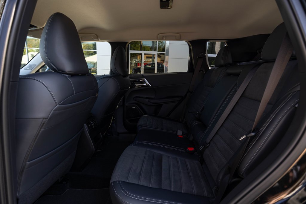 Used 2025 Mitsubishi Outlander SE image 21