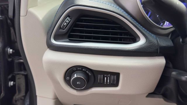 Used 2022 Chrysler Pacifica Touring-L FWD image 34