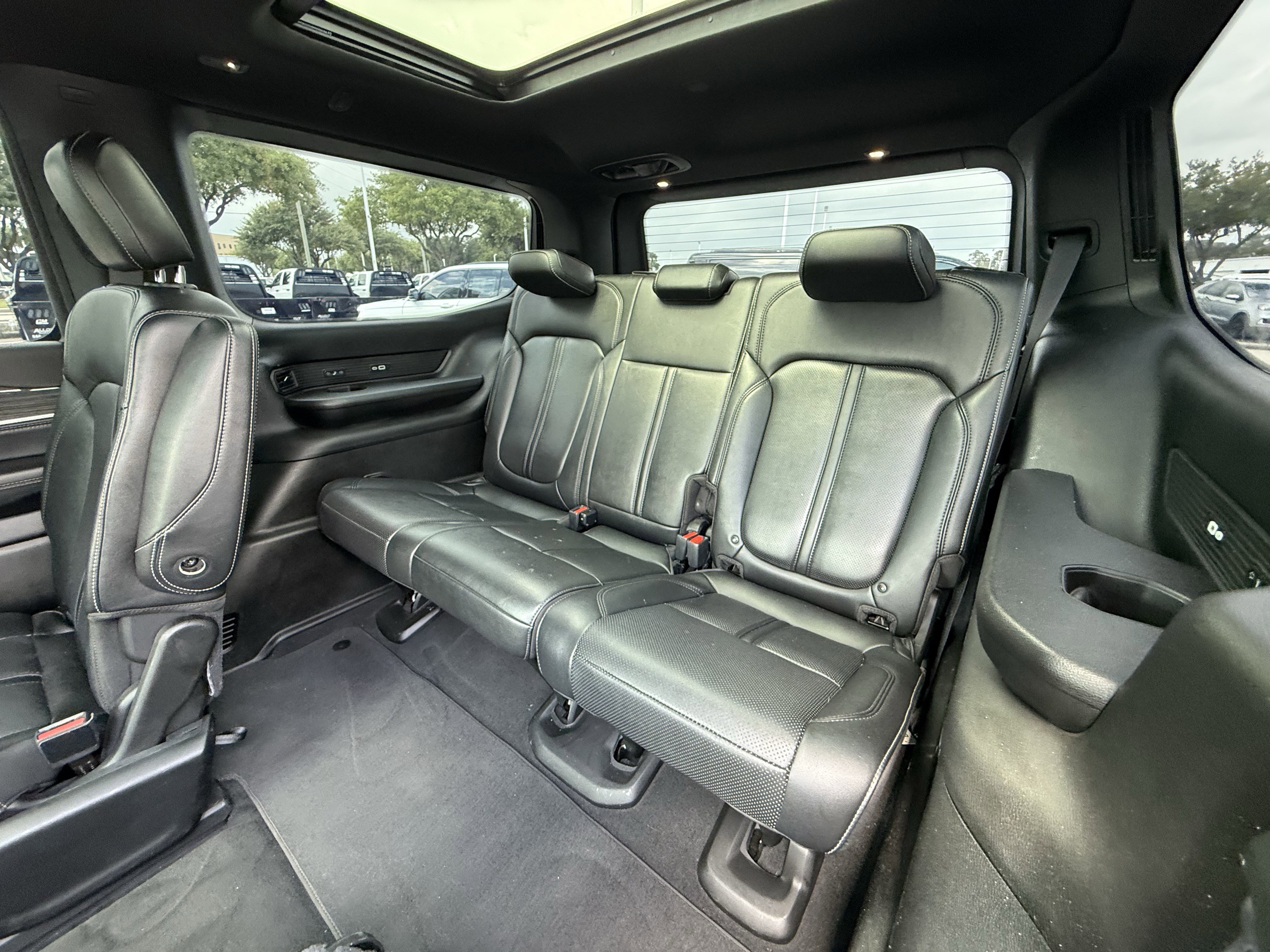 Used 2022 Jeep Wagoneer Series III w/ Premium Group I RWD image 30