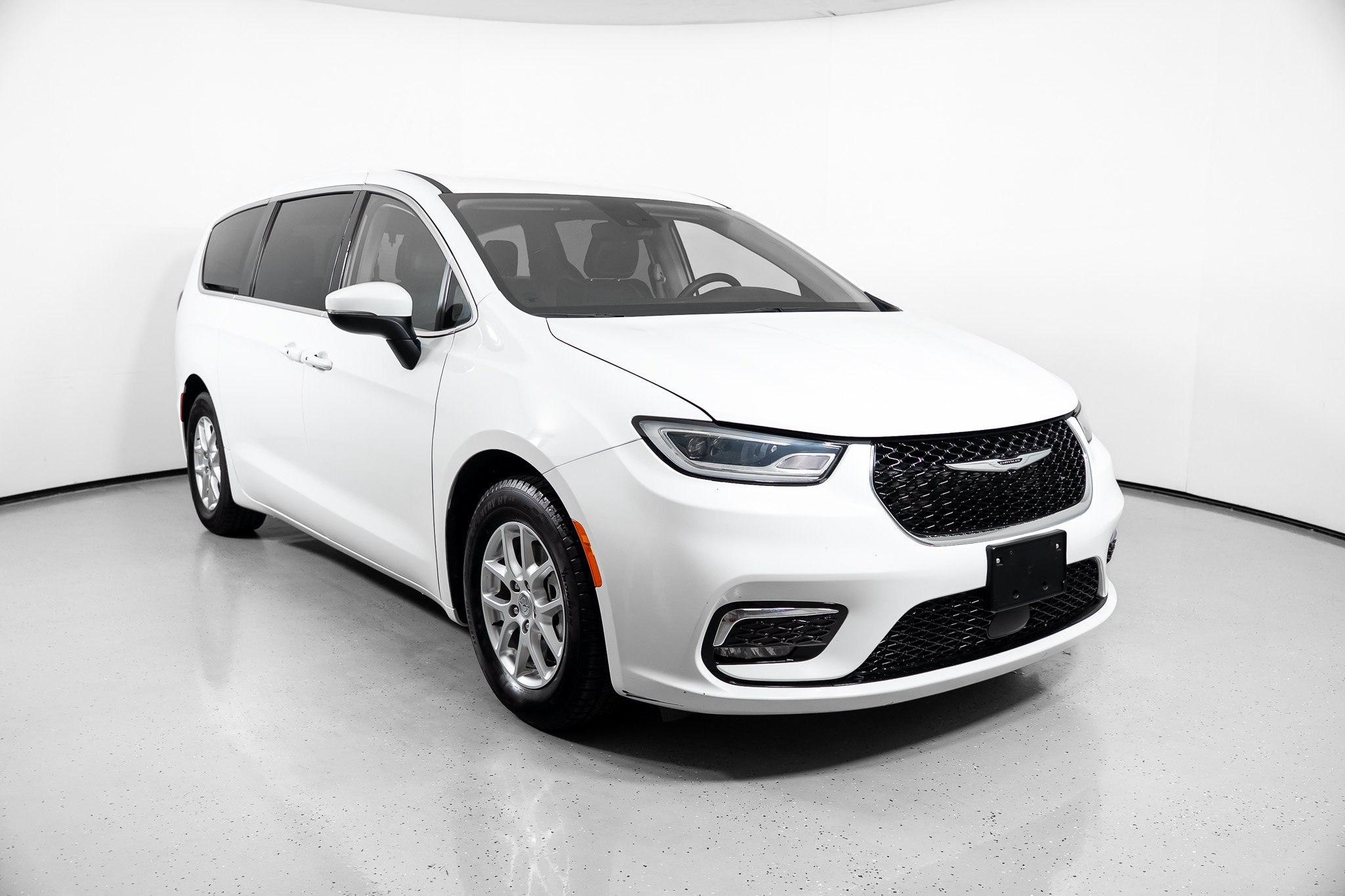 Used 2023 Chrysler Pacifica Touring-L FWD image 2